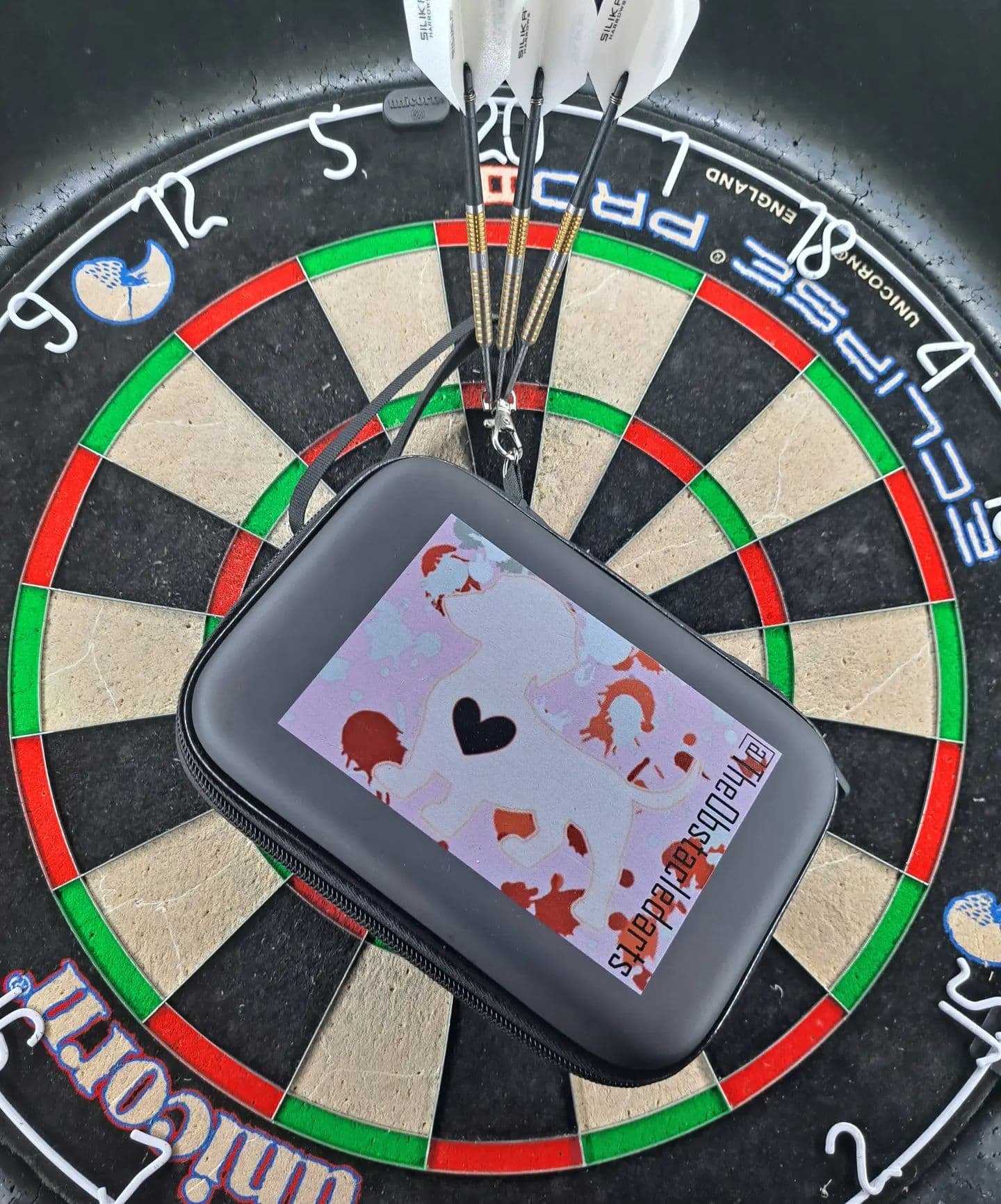 Got a new darts case from dartshopper 🤩
Uus tikkamassikka ja ihan mun näkönen. 🤩
.
.
.
#darts #dartsofinstagram #dartsplayer #dartslife #targetdarts #harrowsdarts #practice #sportlife #sport #max #180 #feelsgood #enjoy #gettingthere #daybyday #tothetop #moneymaker #fresh #shirt #dartshirts #desing #amazing #reddragon #godartspro #new #dartscase