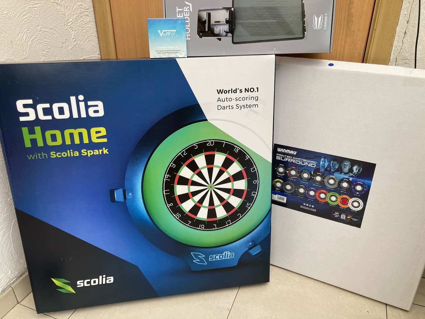 Just got my package from dartshopper !! Scolia home , surround ,wifi dongle and tablet holder ! 
dartshopper 
scoliatech 
godartspro 
loxleydarts 
airbournecolours 
#darts🎯 #dartslive #lovethedarts🎯 #dartsofinstagram #teamloxley #scolia #godartspro