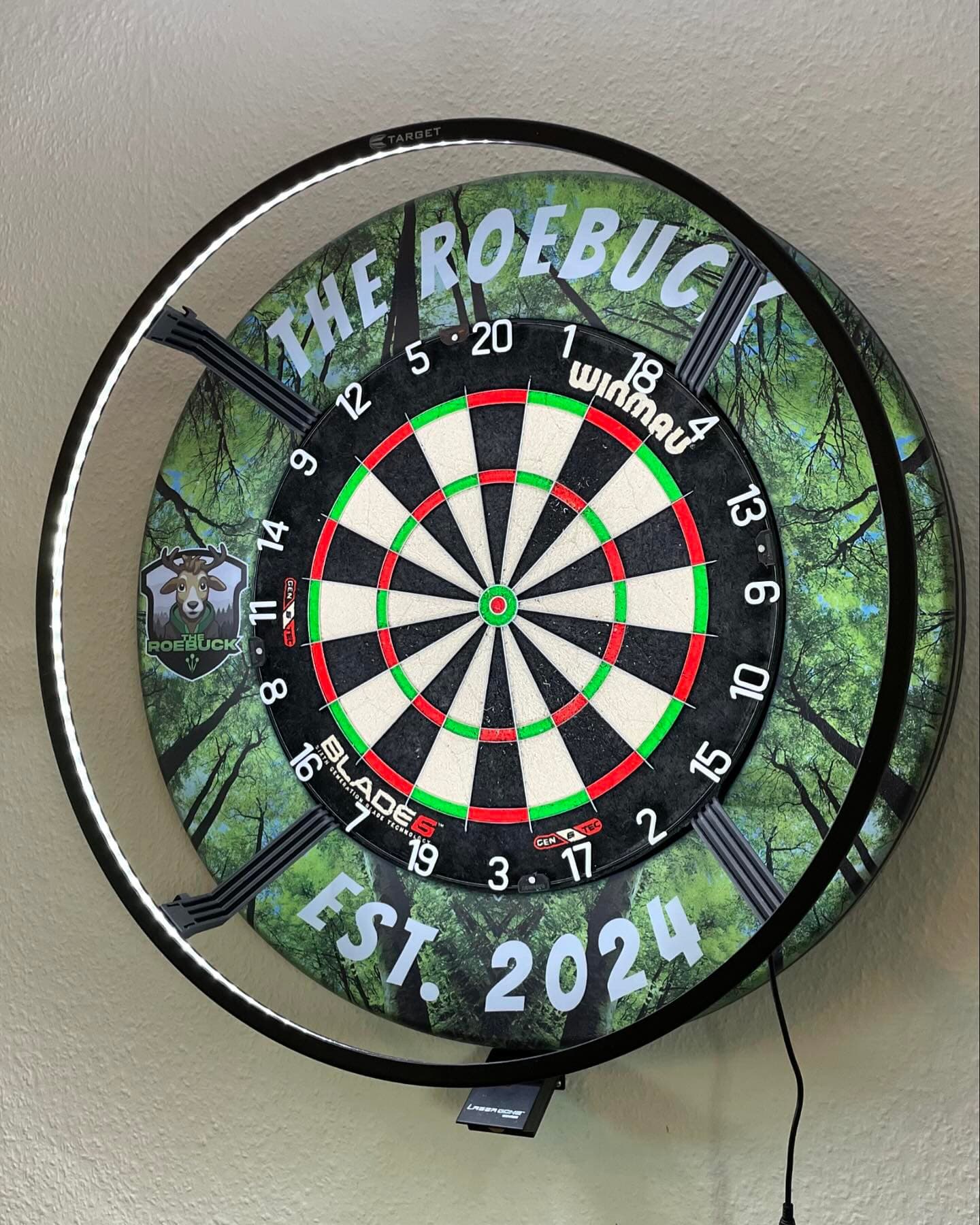Sobald das Paket ankam, wusste ich, jetzt kann es losgehen. 🦌🎯

Durch ein Video von ollisdartgarage kam ich auf die Idee, mir selbst einen Surround bedrucken zu lassen. 🌳 Passend im Wald Stil. Zusätzlich habe ich mir noch eigene Flights, die Target Bolide 03 und ein bisschen Schnickschnack bestellt. 🛒

Das Ganze wurde durch dartshopper möglich gemacht, und ich bin mit dem Ergebnis mehr als zufrieden! 😍

The Roebuck
•
•
•
#roebuck #dartshopper #darts #180 #steeldarts #dartsofinstagram #darter #dartslove #welovedart #dartslife