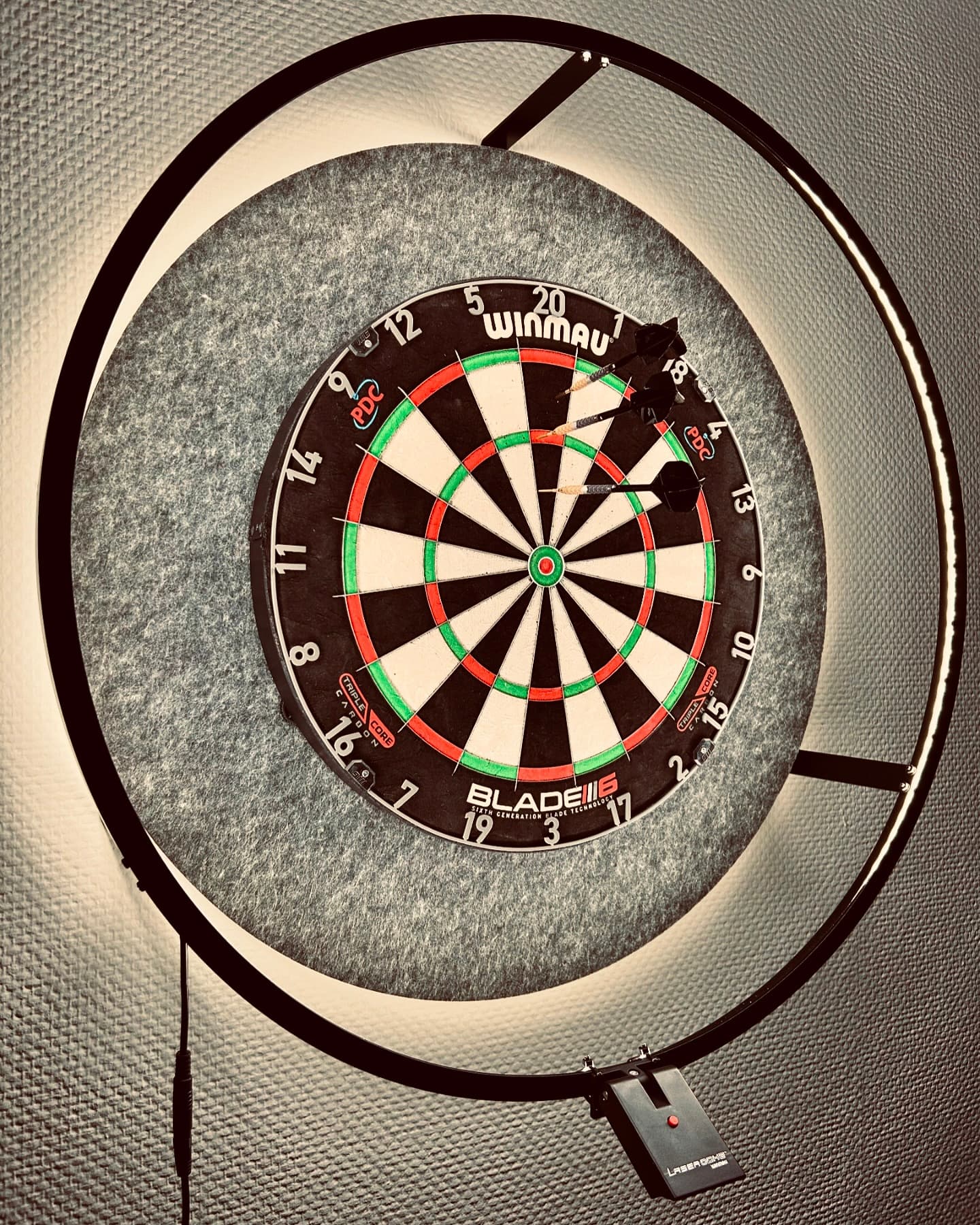 dartshopper 🎯

Neues Setup: 
- karelladarts Backboard Surround
- winmauofficial Plasma Dartboard Beleuchtung
- winmauofficial Blade 6 Triple Core Board
- winmauofficial Laser Oche
- targetdarts Cult Envy 02 Steeldarts
- targetdarts K-Flex NO2

#dartshopper #darts #dart #darts🎯 #dartshoppernl #targetdarts #targetdarts🎯 #winmau #winmaudarts #winmaublade6 #karelladarts #winmauofficial #targetkflex #dartsplayer #dartsshop #dartsplayers #dartistgeil