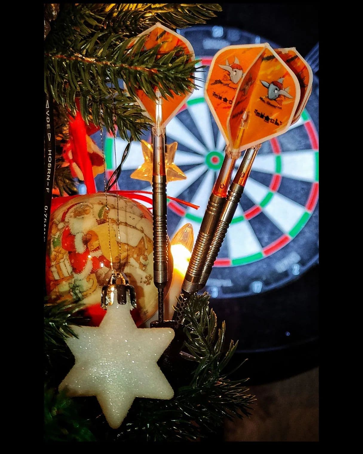 Ich wünsche allen Dartfreunden, Followern, Freunden und Bekannten eine schöne friedliche Weihnachtszeit. 🎄Good Darts🎯

I wish all dart enthusiasts, followers, friends and acquaintances a wonderful, peaceful Christmas time. 🎄Good darts🎯

...................................................
Werbung
....................................................

Neue selbstgestaltete LStyle Flights und LStyle Duotone Schäfte in Orange.
Gedruckt und gekauft bei dartshopper dartshopper.de 
#dartshopper 
#lstyle #flights #schäfte