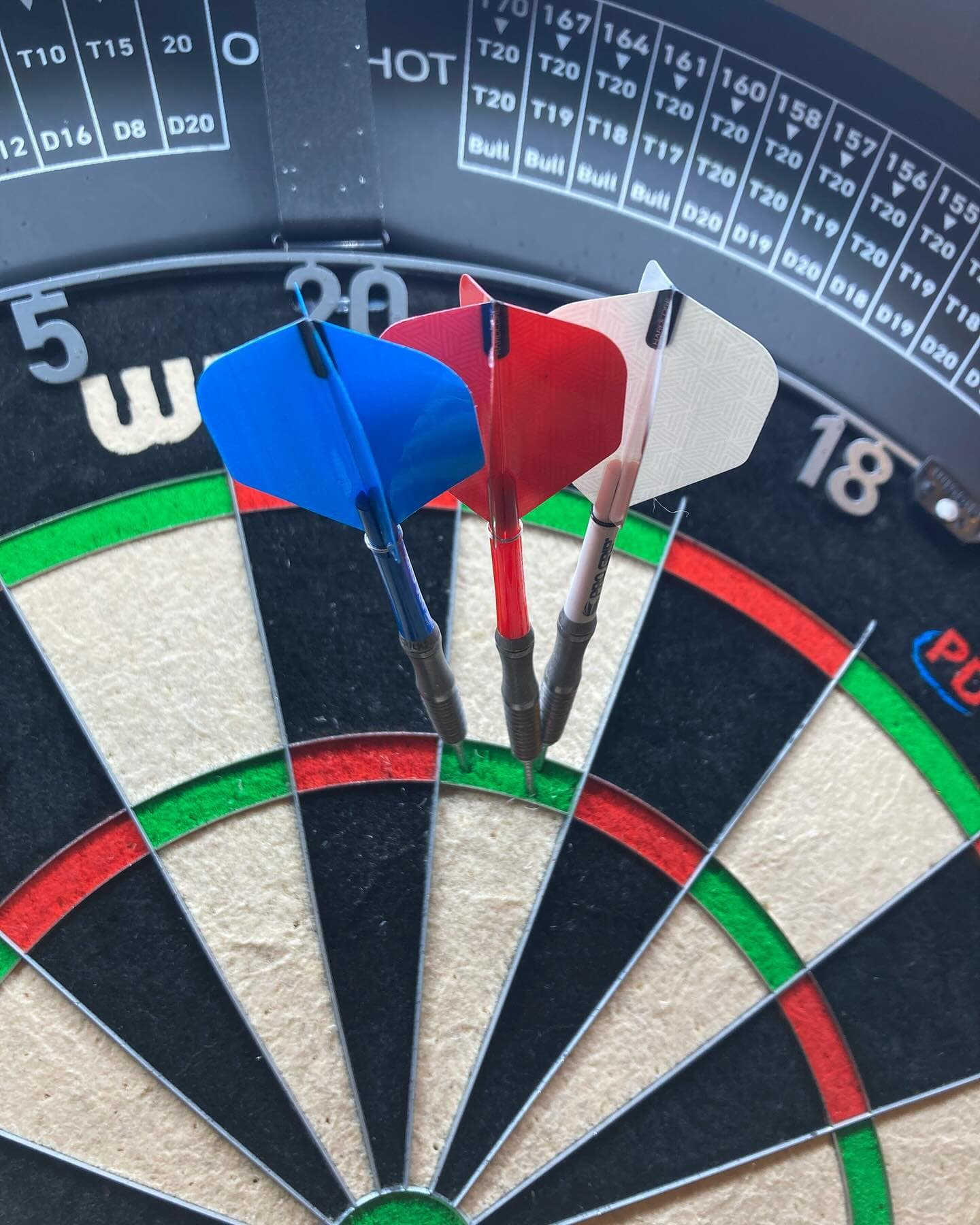 Nach dem Feiertagen wieder etwas trainiert und sobald ich den rechts Drall raus bekommen habe läuft alles wieder gut 😉
#dartshopper 
#steeldart 
#steeldarts 
#darts 
#dart 
#dartslive 
#dartslife 
#dartforever 
#dartfriends 
#dartdeutschland 
#diedreifragezeichen