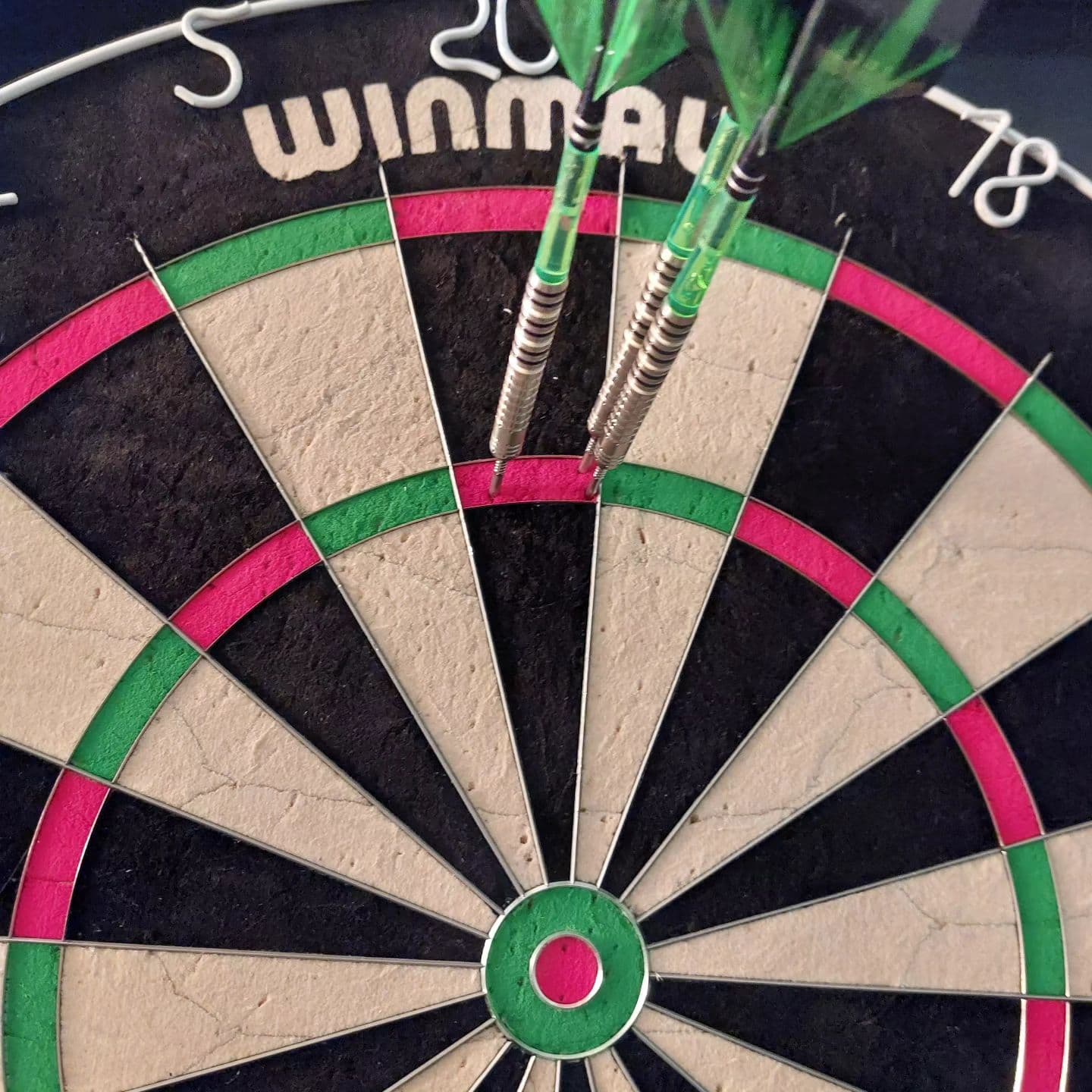 De eerste van het nieuwe jaar op het nieuwe bord Winmau Blade6 dartshopper met nieuwe pijlen van Chris Dobey dartshopper #darts #dartshopper