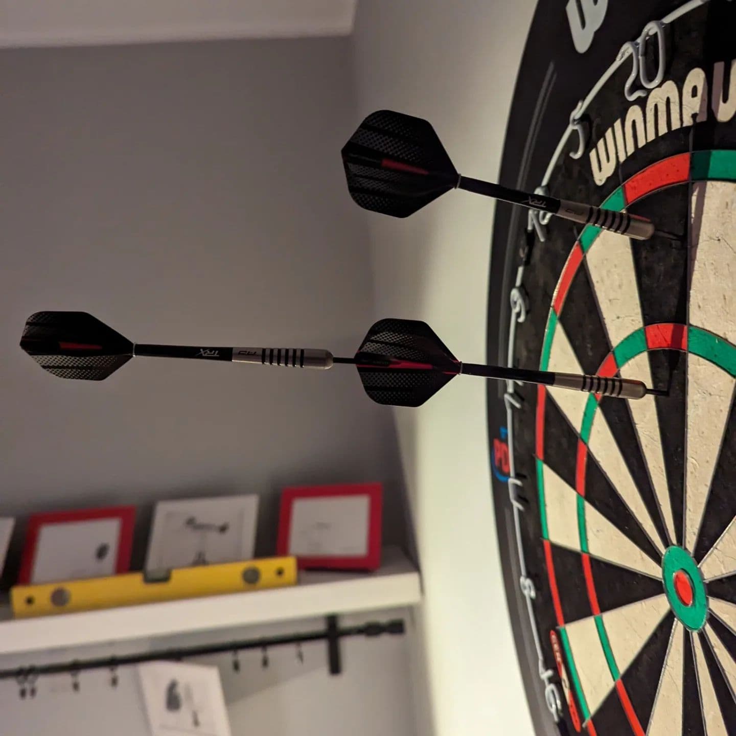 #dartshopper 
Pierwsze granie po wypakowaniu nowego sprzętu i taka sytuacja. Potomek Robin Hooda 😉