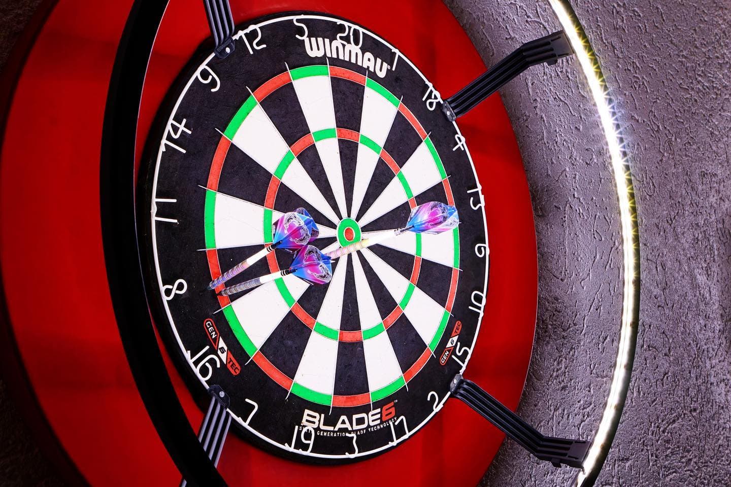 Gestern Abend kam es zu einem sogenannten „Robin Hood“. Hierbei landet ein geworfener Pfeil direkt auf einem bereits im Board steckenden Pfeil, ohne selbst das Board zu berühren. Für diesen besonderen Wurf gibt es 0 Punkte. #dartshopper