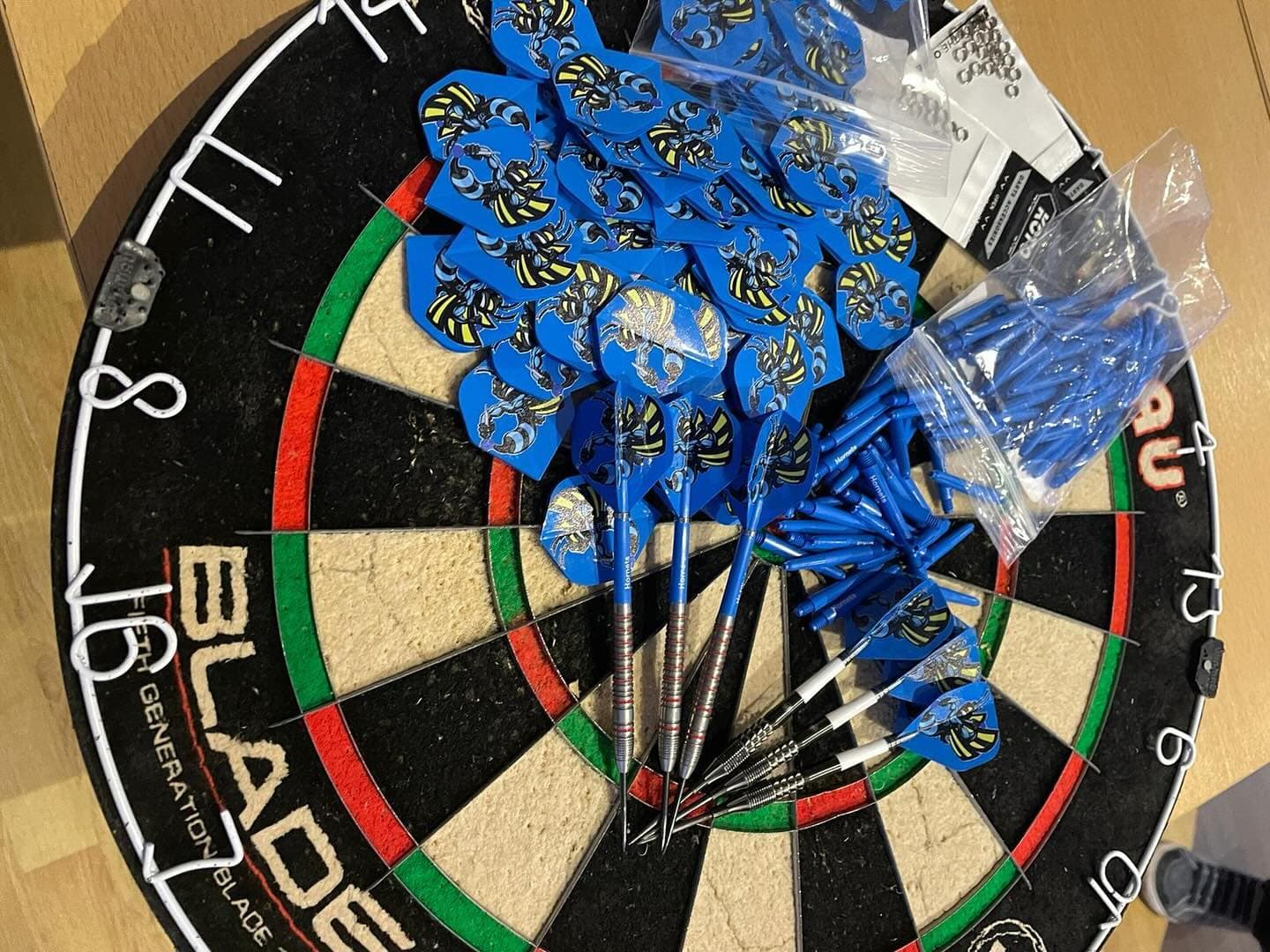 Ab sofort haben wir auch für unsere Spieler und Gäste eine kleine Auswahl an Merch-Artikeln vorliegend von dartshopper. Super Qualität und halten echt super gut👌
Darüberhinaus haben wir ab sofort in unserer Info unseren Trikotshop von spized.sportswear verlinkt.
Wenn Ihr gerne mal ein paar Produkte günstig erwerben wollt, kommt gerne Mittwochs um 19 Uhr vorbei 🎯 

dartshopper spized.sportswear 🎯
#merchandise #merch #bluehornetsmullberg #vflmullberg #darts #🎯 #flights #dart #dartpfeile #dartboard