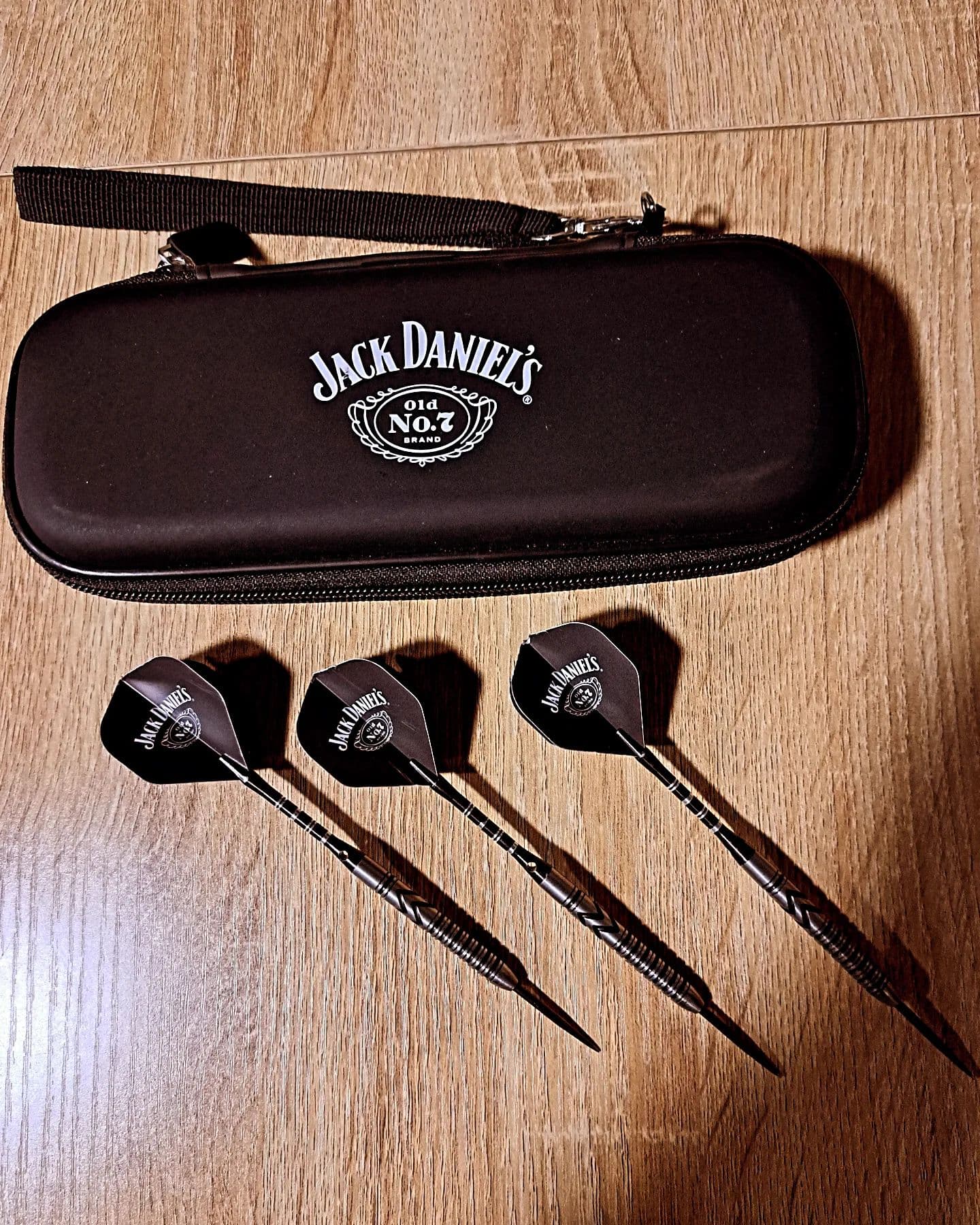 🎯Mijn darts, RedDragon 22gr🎯
🎯GerwynPrice&Jackdaniels🎯

#reddragondarts 
#reddragon 
#dartsofinstagram 
#dartsplayer 
#dart 
#dartsfamily 
#darts🎯 
#dartsport 
#dartslive 
#dartshopper 
#jackdanielswhiskey 
#jackdaniels 
#jackdaniels 
#whiskeylover 
#wisky