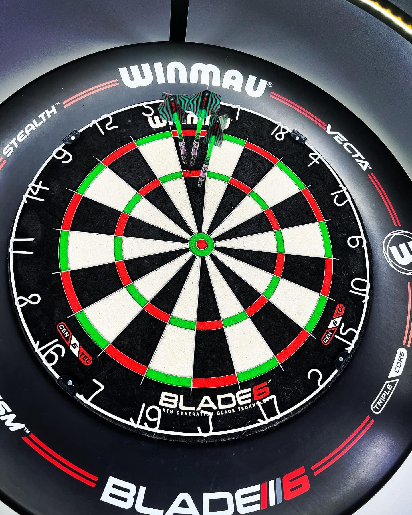 🎯 Vor einigen Wochen habe ich den Dartsport für mich entdeckt.

Die Sessions lassen mich super abschalten und so langsam aber sicher nähere ich mich der 180 🎯
Wahnsinnig spannend wie wichtig der mentale 🧠 Aspekt hier eine Rolle spielt!

Spielst du selber auch?
Lass uns gerne mal ein paar Matches machen! 🤝

#darts #darts #darts🎯 #dartsofinstagram #dartsport #180 #winmau #winmaudarts #dartshopper #fokus